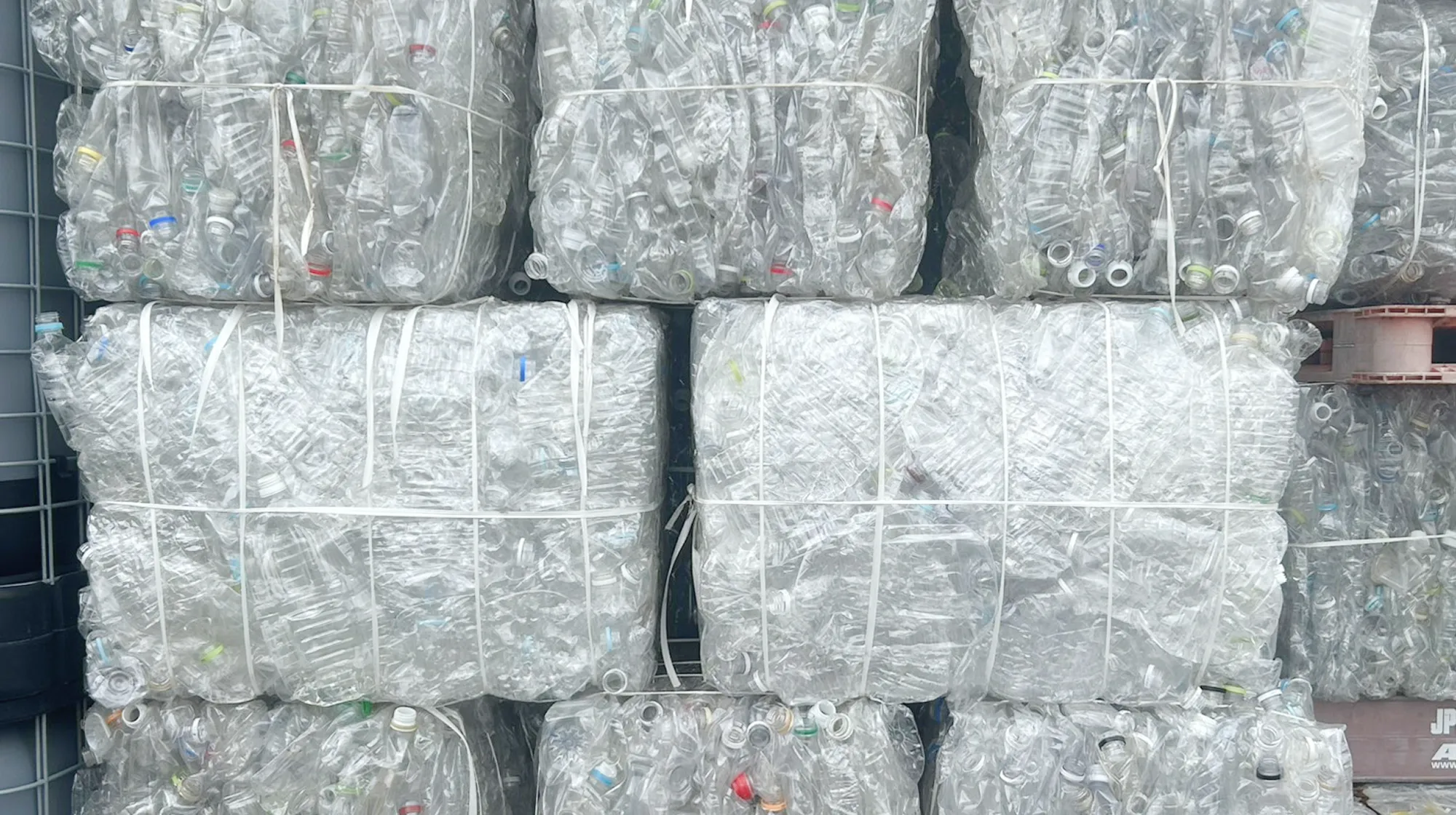 回収した廃プラスチックのベール
